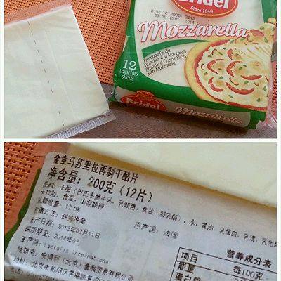 法式早餐 : 干酪太阳蛋吐司,干酪,在超市都能买到。是奶酪的一种,是一种不拉丝的奶酪。可以互相替换使用,如果是一般奶酪因为比较黏湿,一定要把上面那片面包片切出来的面包碎和奶酪一起撒在鸡蛋上。