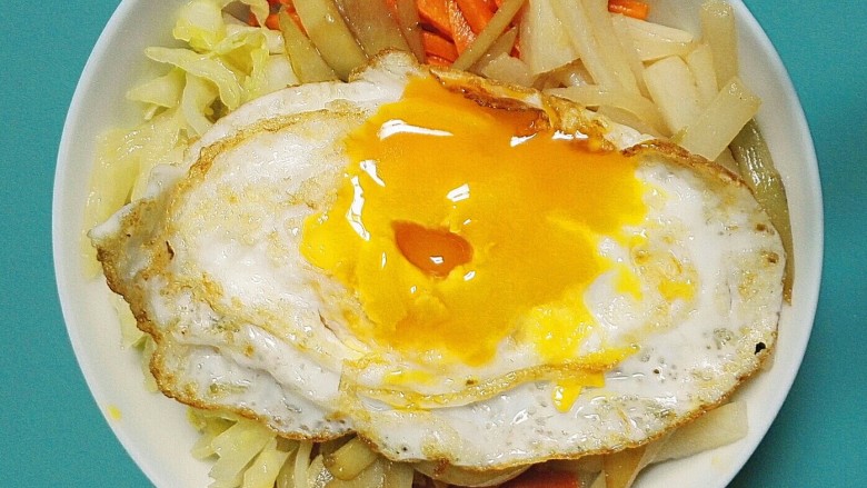 哈式蔬菜拌饭,4.可以淋酱油或者其他酱料拌饭哦～推荐酱料：韩式烤肉酱、韩式拌饭辣椒酱、韩式拌饭蒜蓉酱。