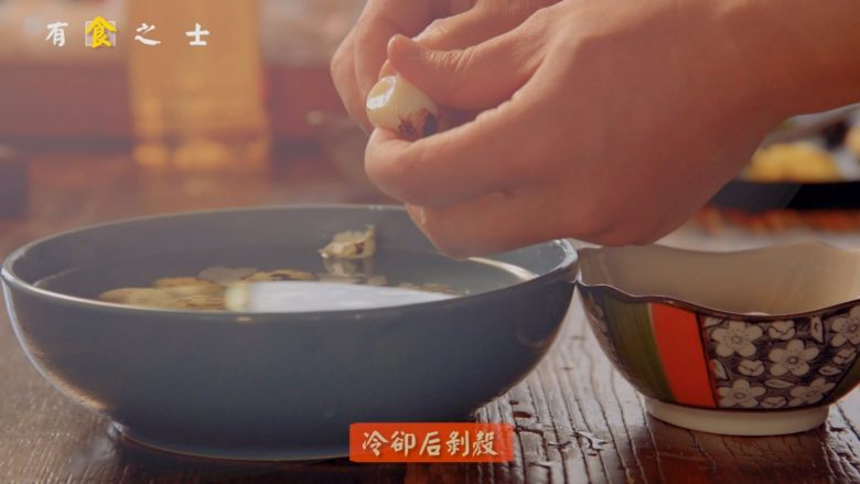人生不止眼前的苟且,还有让人流口水的红烧,煮熟后,放入凉水中冷却剥壳备用