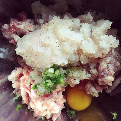 鲜虾猪肉大云吞(懒人版),虾仁去沙线和猪肉一起剁成泥 加入其它所有调味料 葱姜蒜末以及<a style='color:red;display:inline-block;' href='/shicai/ 9'>鸡蛋</a> 用筷子搅拌均匀 尽量往一个方向多搅一会儿 使肉馅起筋 吃的时候口感较好