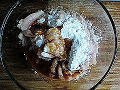 水煮肉片,里脊肉洗净切片，加入<a style='color:red;display:inline-block;' href='/shicai/ 692'>酱油</a>，<a style='color:red;display:inline-block;' href='/shicai/ 718'>料酒</a>，<a style='color:red;display:inline-block;' href='/shicai/ 10588'>糖</a>，胡椒粉，鸡蛋清，淀粉抓拌均匀
