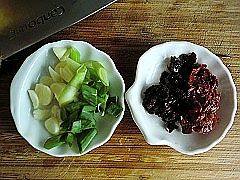 水煮肉片,葱姜，蒜瓣切碎，<a style='color:red;display:inline-block;' href='/shicai/ 705'>豆瓣酱</a>和<a style='color:red;display:inline-block;' href='/shicai/ 4159'>火锅底料</a>准备好