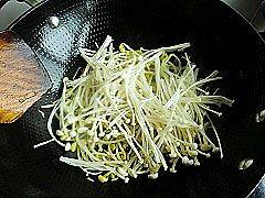 水煮肉片,再加入<a style='color:red;display:inline-block;' href='/shicai/ 234'>金针菇</a>继续翻炒至熟关火