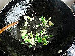 水煮肉片,锅中再加少许油爆香葱姜蒜