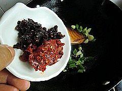 水煮肉片,加入豆瓣酱和火锅底料炒出红油出香