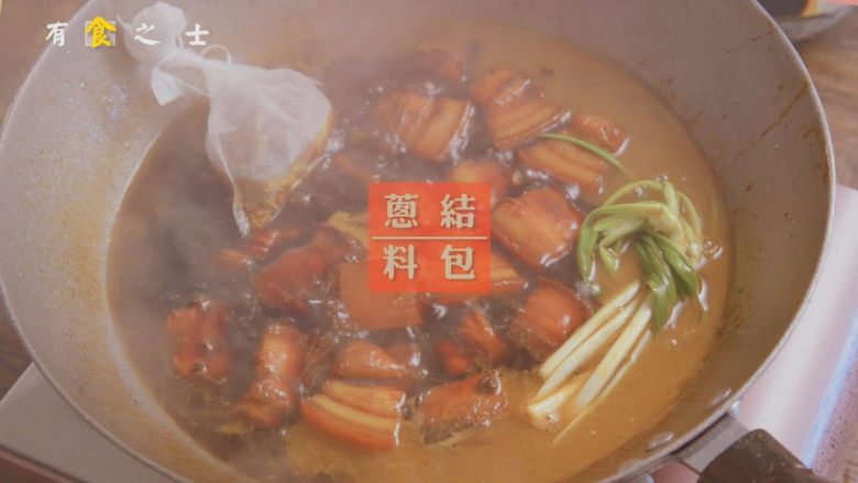 人生不止眼前的苟且,还有让人流口水的红烧,锅中加入沸水、鹌鹑蛋、少量<a style='color:red;display:inline-block;' href='/shicai/ 788'>生抽</a>、食盐、葱结和料包,大火烧开