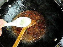 水煮肉片,加入适量的高汤或者清水,加少许糖