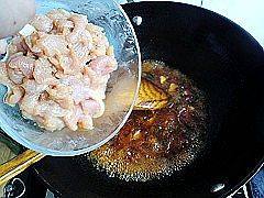 水煮肉片,煮出香味,再倒入肉片