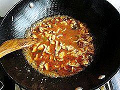 水煮肉片,稍煮2分钟,加盐,鸡精调味关火