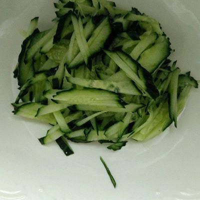 蒜泥白肉,<a style='color:red;display:inline-block;' href='/shicai/ 54'>黄瓜</a>切丝,摆在盘子中间