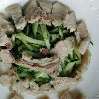 蒜泥白肉,肉切片,不好看的放里面