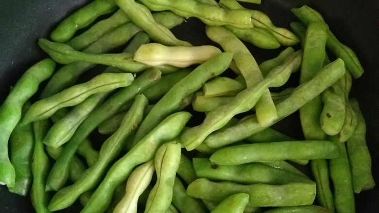 家常排骨炖芸豆,炒至芸豆变色,盛出备用。