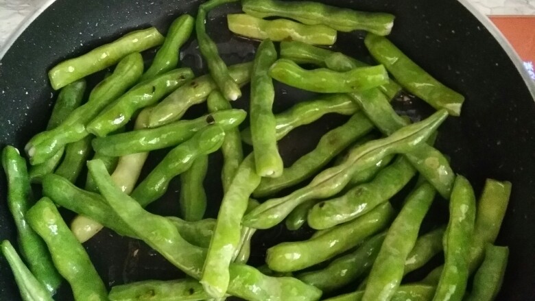 家常排骨炖芸豆,利用炒排骨的油,煸炒芸豆。