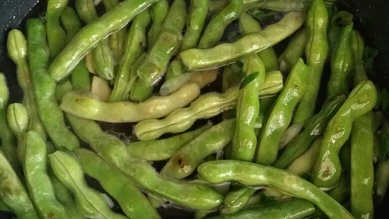 家常排骨炖芸豆,加入温水,大约能没过排骨的水量(为了拍照,暂少放水,下同)。