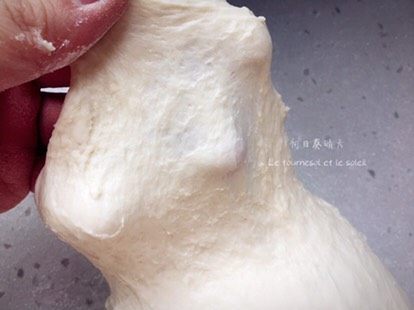 橙香青提南瓜籽硬欧面包,面团搅拌至图示程度(还没到扩展阶段)即可加入副材料。