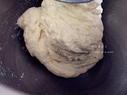 橙香青提南瓜籽硬欧面包,面团低速搅拌成团后再加入食盐,继续低速搅拌20s后静置10min。