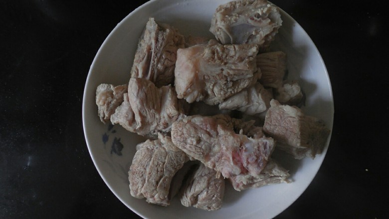 排骨腐竹,焯好的排骨;捞起备用