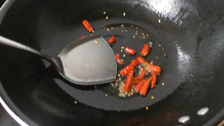 排骨腐竹,锅内倒入油,将<a style='color:red;display:inline-block;' href='/shicai/ 87193'>尖辣椒</a>下去爆炒一下