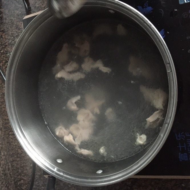 枸杞叶肉片汤,放入肉片,搅拌一下