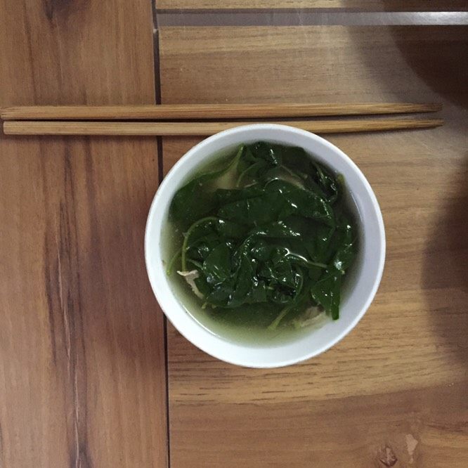枸杞叶肉片汤,出锅……猪肉腌制过了!我没有另外➕盐和油!自己试下再调味哦!