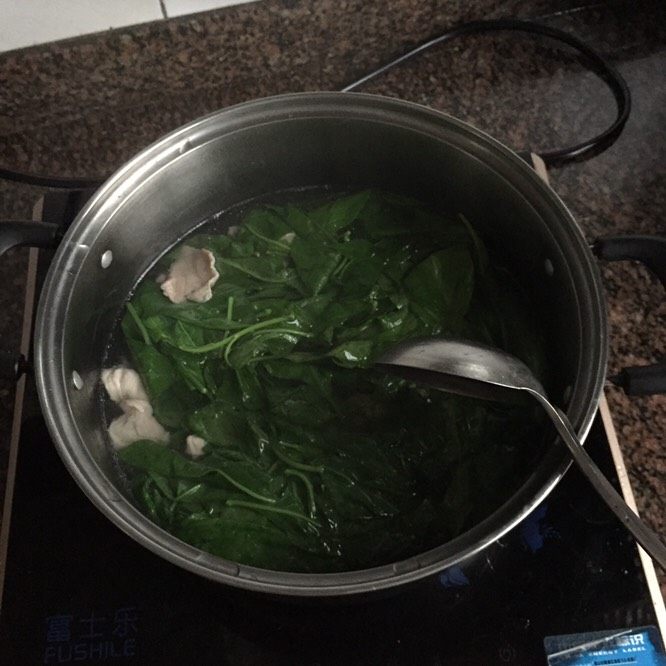 枸杞叶肉片汤,放入枸杞叶!混上三四分钟