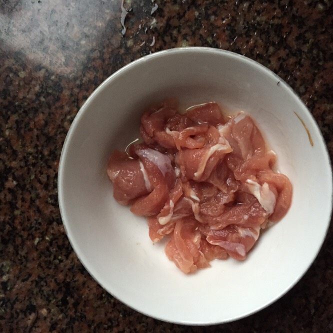 枸杞叶肉片汤,用油,盐腌制的的肉片