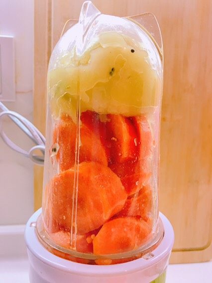 胡萝卜猕猴桃汁,将胡萝卜加入料理杯