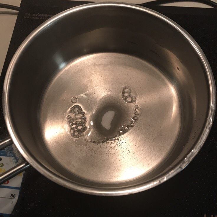 五分钟自制奶茶系列,放入白砂糖,多少按自己口味,图片的量是比较不甜的