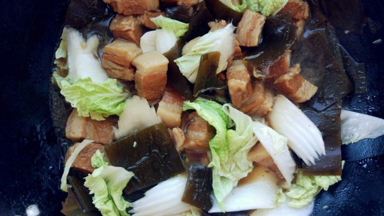 白菜海带烧五花肉,下白菜,继续小火炖