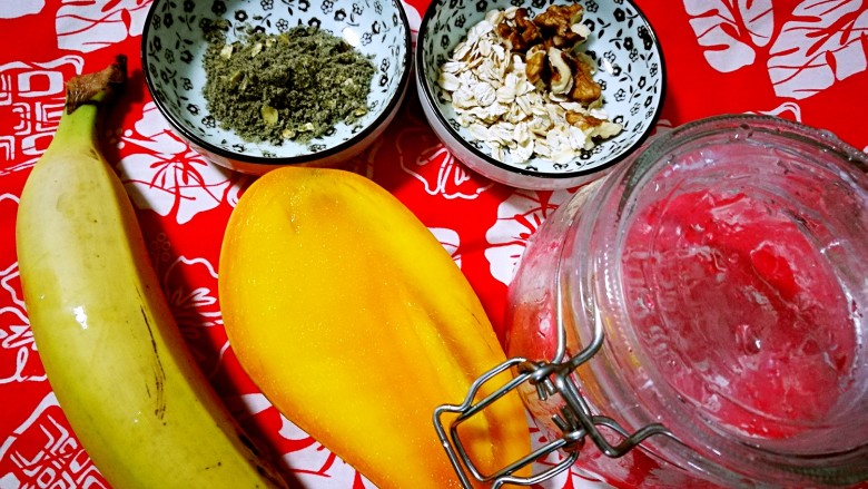 解压塑身食单之水果优格,昨天晚上太匆忙,做的是快速简化版香蕉沙拉,今晚来做升级版~<a style='color:red;display:inline-block;' href='/shicai/ 598'>芒果</a>香蕉优格。