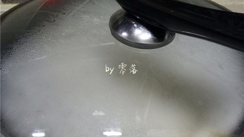 水波蛋意面,将意面放入锅里煮熟;