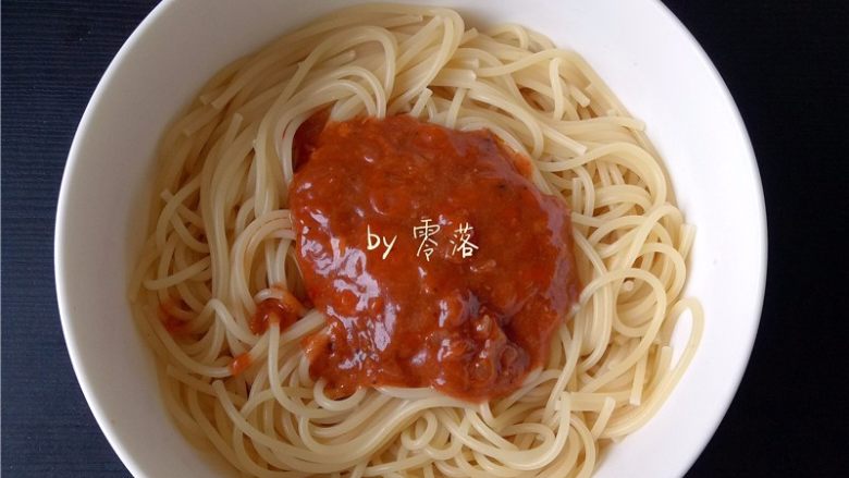 水波蛋意面,拌入<a style='color:red;display:inline-block;' href='/shicai/ 10194'>意大利面肉酱</a>；