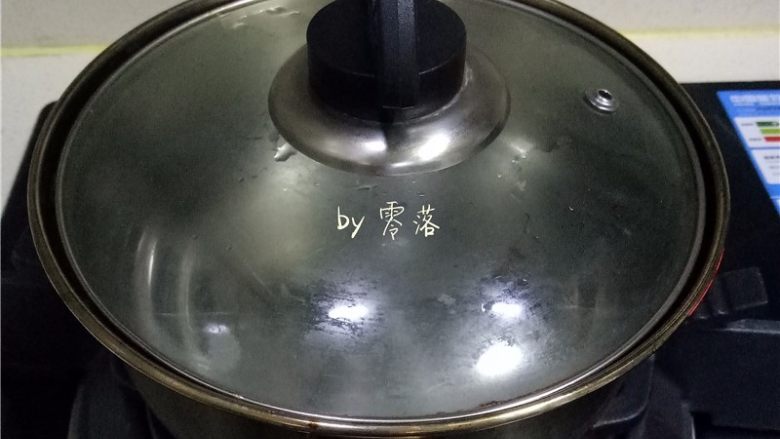 水波蛋意面,将意面盛进碟子里;