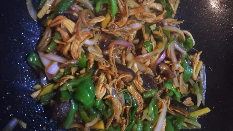 洋葱鸡丝,将鸡丝倒入锅中一起翻炒,适当加入酱油润色,临出锅前撒入适量的盐