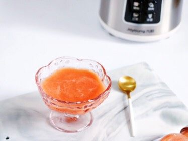 复合番茄汁,不用过滤。直接将混合果汁倒入容器中,