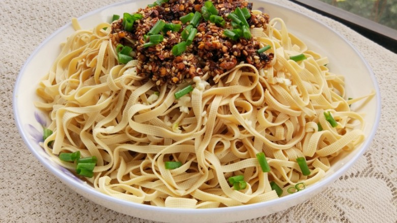 凉拌豆腐皮,<a style='color:red;display:inline-block;' href='/shicai/ 2802'>老姜</a>和<a style='color:red;display:inline-block;' href='/shicai/ 2794'>大蒜</a>拍碎，装在碗里，加少许盐，竖着拿擀面杖捣得更碎，加适量纯净水搅拌均匀成姜蒜水，这一步很重要，提味作用大。豆腐皮加姜蒜水，<a style='color:red;display:inline-block;' href='/shicai/ 91314'>熟油辣椒</a>，<a style='color:red;display:inline-block;' href='/shicai/ 692'>酱油</a>，醋，<a style='color:red;display:inline-block;' href='/shicai/ 3729'>白糖</a>，<a style='color:red;display:inline-block;' href='/shicai/ 10404'>花椒面</a>，<a style='color:red;display:inline-block;' href='/shicai/ 3738'>芝麻油</a>，<a style='color:red;display:inline-block;' href='/shicai/ 717'>味精</a>，洒<a style='color:red;display:inline-block;' href='/shicai/ 3232'>香葱</a>。