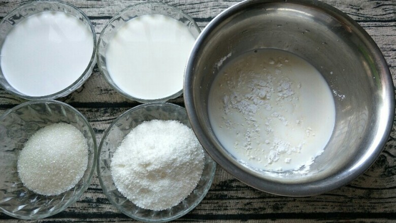 椰奶雪花糕,一份牛奶加入淀粉,搅拌均匀备用。