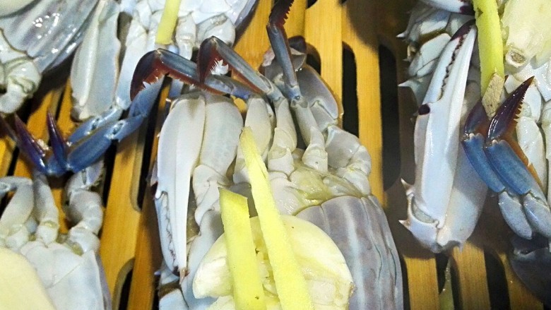清蒸螃蟹+#人民的美食#,腹部朝上放在蒸屉上,切好<a style='color:red;display:inline-block;' href='/shicai/ 37'>姜</a>丝,蒜片铺在螃蟹上