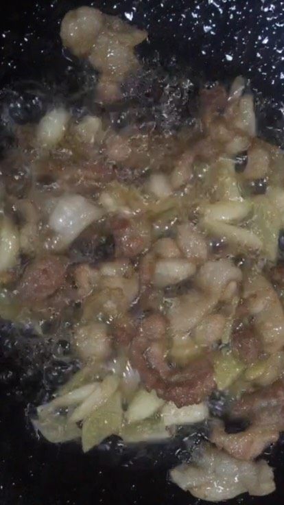 家常豆腐,加入大蒜、姜片、