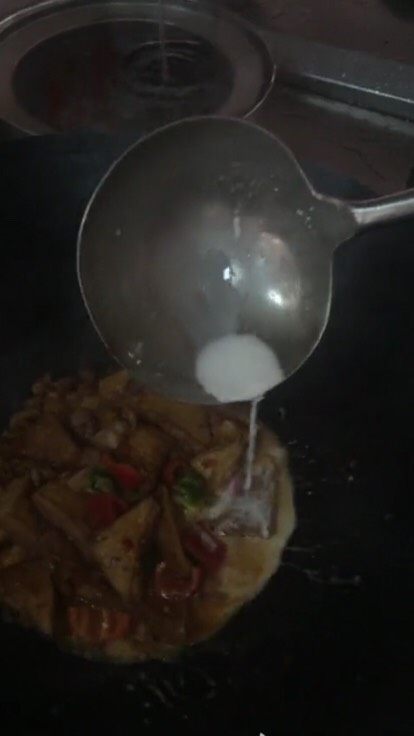 家常豆腐,下入调料、勾芡