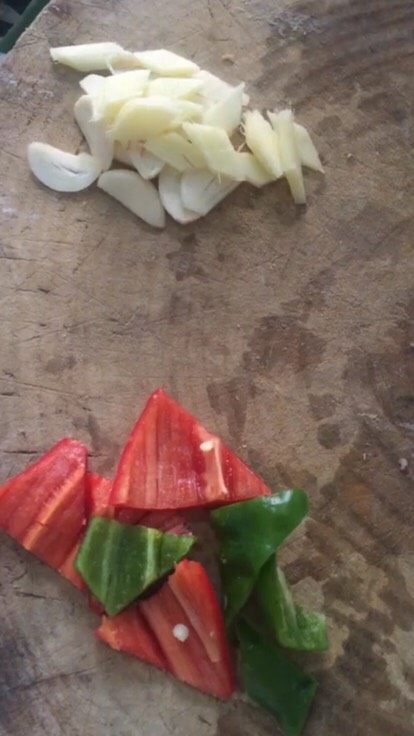家常豆腐,姜蒜、青红椒切好待用