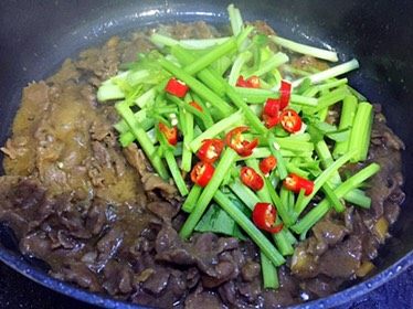 香芹牛肉,牛肉断生即可,放入芹菜和小红椒;