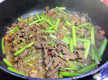 香芹牛肉,腌制牛肉的时候都有调味,所以中途无须再放调味品,炒至芹菜断生即可;