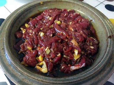 香芹牛肉,牛肉切薄片，用四勺<a style='color:red;display:inline-block;' href='/shicai/ 788'>生抽</a>，半小勺<a style='color:red;display:inline-block;' href='/shicai/ 3729'>白糖</a>，少许<a style='color:red;display:inline-block;' href='/shicai/ 756'>鸡精</a>，<a style='color:red;display:inline-block;' href='/shicai/ 134296'>白胡椒粉</a>，姜末，少许淀粉调味腌制二十分钟；