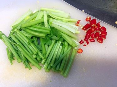香芹牛肉,<a style='color:red;display:inline-block;' href='/shicai/ 125'>芹菜</a>摘掉叶子,清洗,切段,小红椒切小段;