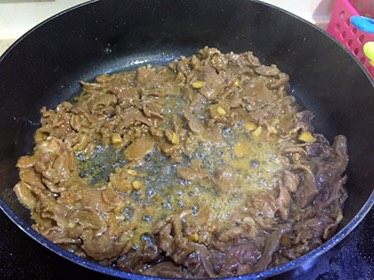 香芹牛肉,热锅注油,可以稍稍多一点,八成热,牛肉带汤汁一起倒入锅里稍加翻炒;