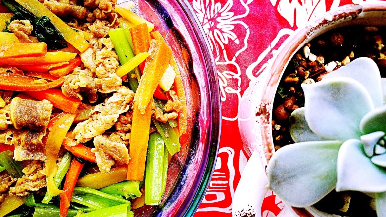 五色牛肉卷和豆腐羹,忙碌的日子里,直接将牛肉片和蔬菜条急火快炒,味道同样鲜美,营养很丰富,搭配一碗米饭,一道菜搞定一餐。