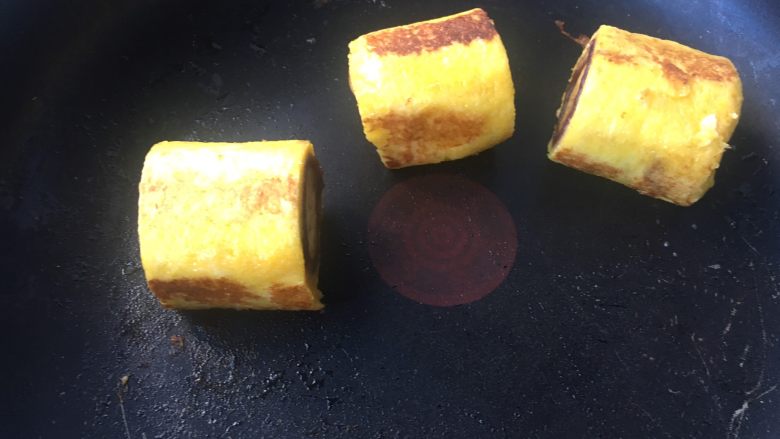 香煎吐司卷,时不时翻动一下,四周都煎好