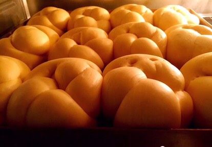 老式面包,烤箱180度预热后烤40分钟(根据自家烤箱温度来决定烤制的时间及温度)上色满意后盖上锡纸防治烤糊