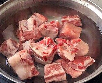 清炖排骨,妈妈的味道(二),半锅凉水,放入洗净的排骨。
